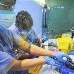 Personal del Hospital de Cruces (Barakaldo) trabaja en la secuenciación del virus que permite identificar las distintas variantes. Foto: Jose Mª Martínez