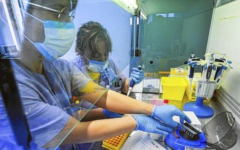 Personal del Hospital de Cruces (Barakaldo) trabaja en la secuenciación del virus que permite identificar las distintas variantes. Foto: Jose Mª Martínez Personal del Hospital de Cruces (Barakaldo) trabaja en la secuenciación del virus que permite identificar las distintas variantes. Foto: Jose Mª Martínez