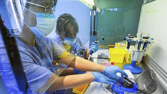 Personal del Hospital de Cruces (Barakaldo) trabaja en la secuenciación del virus que permite identificar las distintas variantes. Foto: Jose Mª Martínez