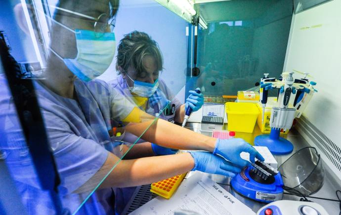 Personal del hospital de Cruces trabaja en la secuenciación del virus que permite identificar las distintas variantes.