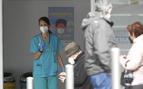 Hospitales y ambulatorios sufren la presión de la gran cantidad de contagios de covid. Foto: Borja Guerrero