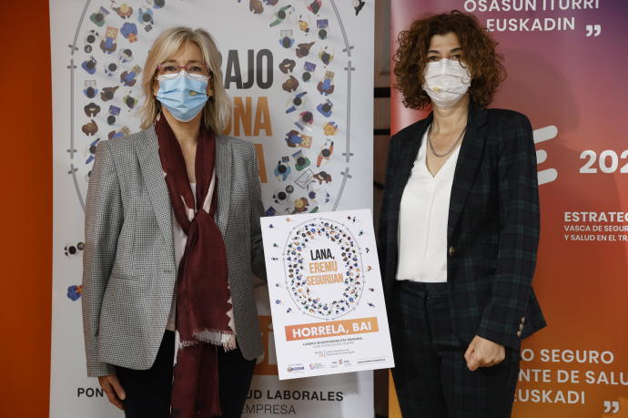 La viceconsejera de Trabajo y Seguridad Social, Elena Pérez Barredo, y la directora general de Osalan, Lourdes Íscar (i), han presentado este lunes en Barakaldo la nueva campaña de este organismo.