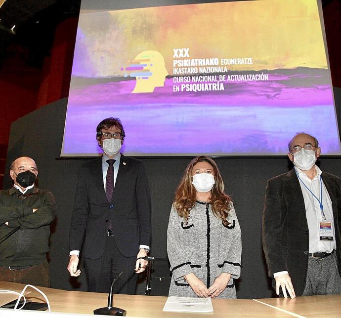 Lerro hauekin batera dagoen irudian, atzoko topaketan egindako argazkia, 300 profesional baino gehiago bildu baitziren Europako Biltzar Jauregian. Osasun mentalari buruzko hainbat gai eta berritasun eztabaidatu ziren bileran. Argazkia: Pilar Barco