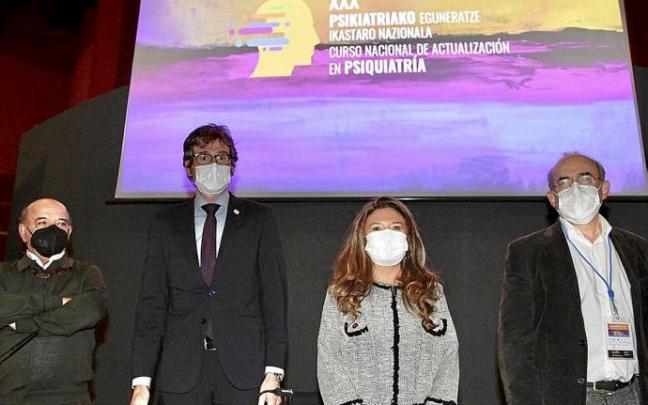 Lerro hauekin batera dagoen irudian, atzoko topaketan egindako argazkia, 300 profesional baino gehiago bildu baitziren Europako Biltzar Jauregian. Osasun mentalari buruzko hainbat gai eta berritasun eztabaidatu ziren bileran. Argazkia: Pilar Barco