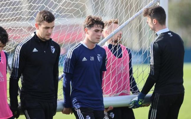 Caras serias en Tajonar este martes por la mañana.