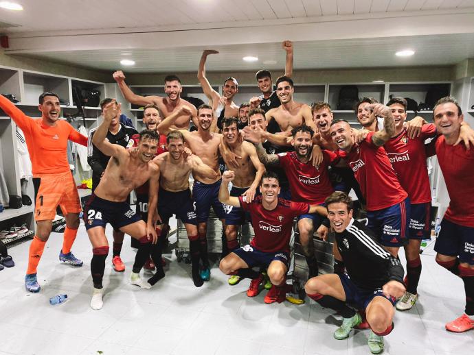 Los jugadores de Osasuna celebran el triunfo en el vestuario.