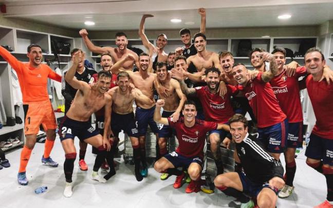 Los jugadores de Osasuna celebran el triunfo en el vestuario.