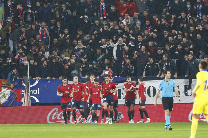 Los jugadores de Osasuna celebrando el gol de Kike Barja al Cádiz.