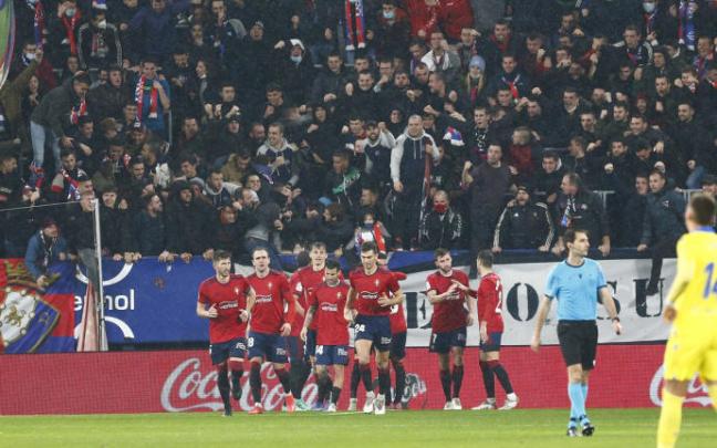 Los jugadores de Osasuna celebrando el gol de Kike Barja al Cádiz.
