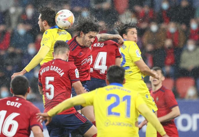 Juan Cruz pelea por un balón con Chust.