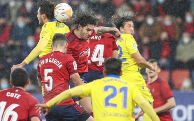 Juan Cruz pelea por un balón con Chust.