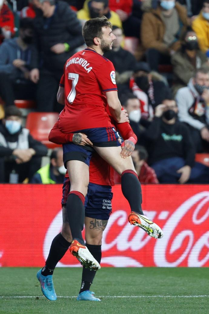 Chimy y Moncayola celebran el primer gol de Osasuna en Vallecas.