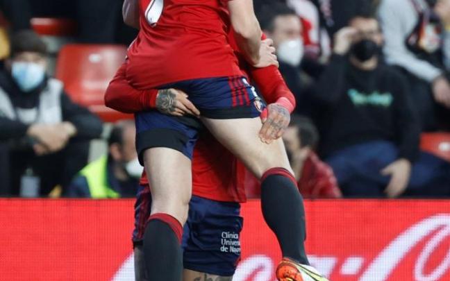 Chimy y Moncayola celebran el primer gol de Osasuna en Vallecas.