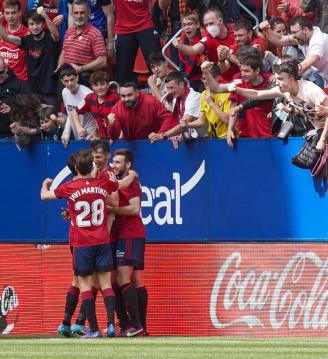 Jugadores de Osasuna celebrando el gol de Budimir en el tiempo añadido del partido Osasuna - Alavés.