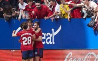 Jugadores de Osasuna celebrando el gol de Budimir en el tiempo añadido del partido Osasuna - Alavés.