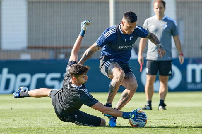 Juan Pérez trata de frenar una acción del Chimy Ávila en el entrenamiento de ayer en Tajonar.