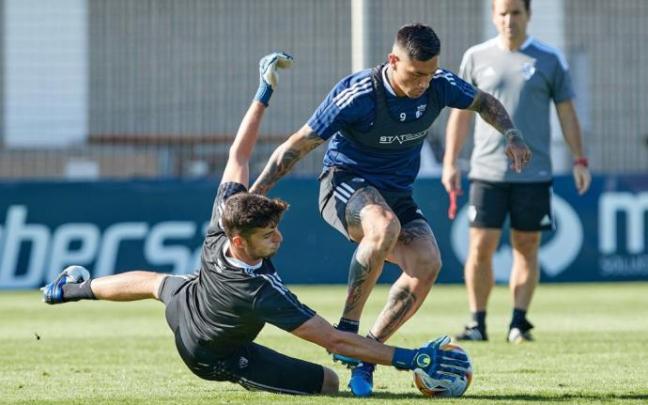 Juan Pérez trata de frenar una acción del Chimy Ávila en el entrenamiento de ayer en Tajonar. Juan Pérez trata de frenar una acción del Chimy Ávila en el entrenamiento de ayer en Tajonar.