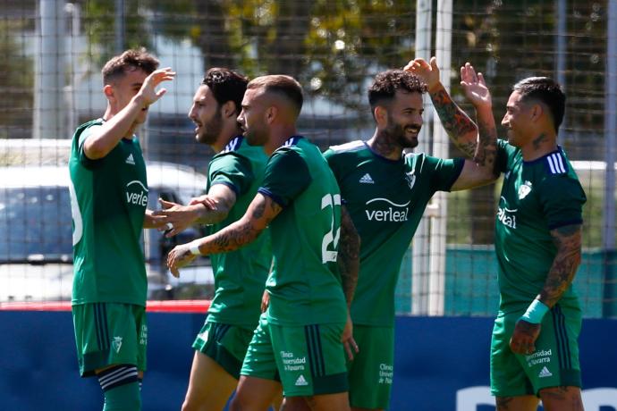 Los jugadores de Osasuna celebran un gol contra el Burgos.