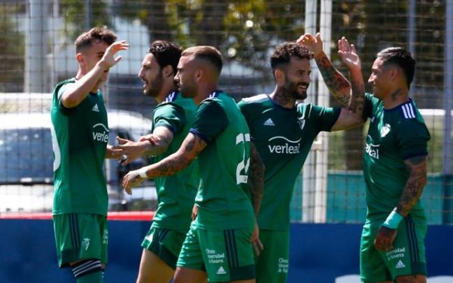 Los jugadores de Osasuna celebran un gol contra el Burgos. Los jugadores de Osasuna celebran un gol contra el Burgos.
