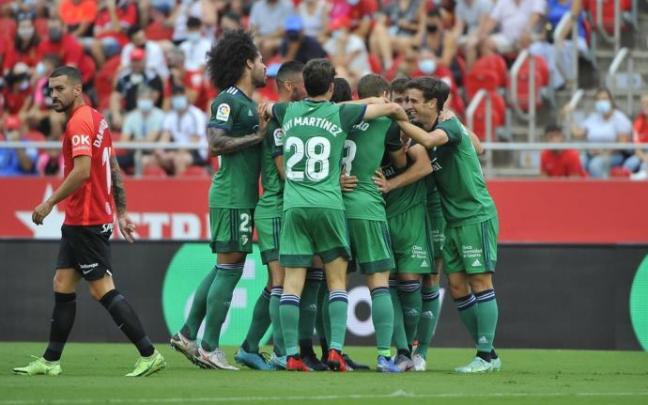 Los jugadores de Osasuna celebran un gol el domingo en el campo del Mallorca.