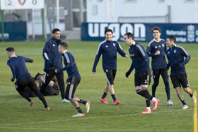 Los jugadores de Osasuna, durante un lance del entrenamiento de ayer.