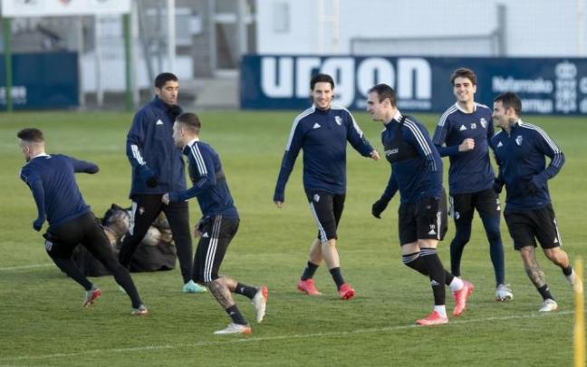 Los jugadores de Osasuna, durante un lance del entrenamiento de ayer. Los jugadores de Osasuna, durante un lance del entrenamiento de ayer.