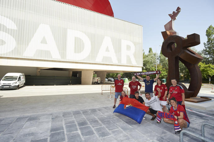 Aficionados de Osasuna posan delante del renovado estadio de El Sadar.