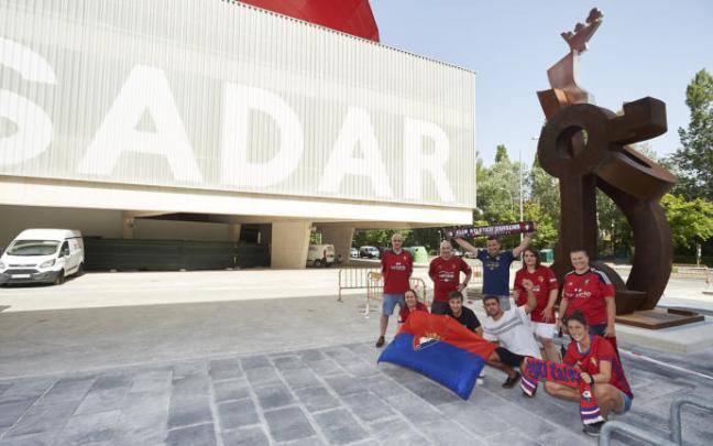 Aficionados de Osasuna posan delante del renovado estadio de El Sadar.