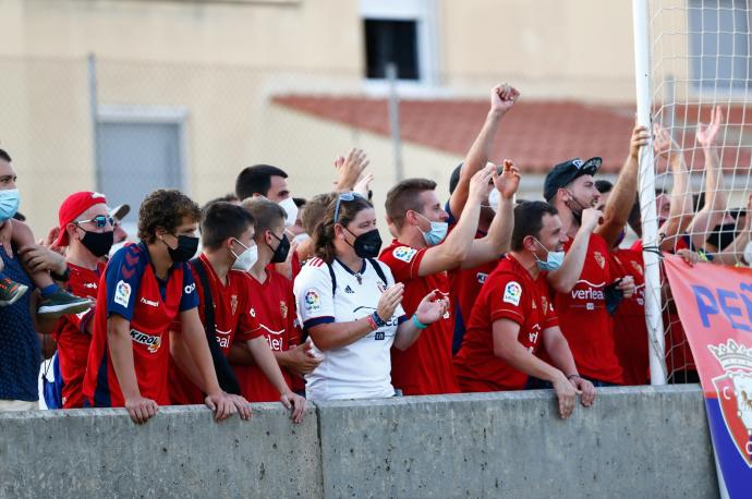 Aficionados rojillos, durante el amistoso contra el Huesca.