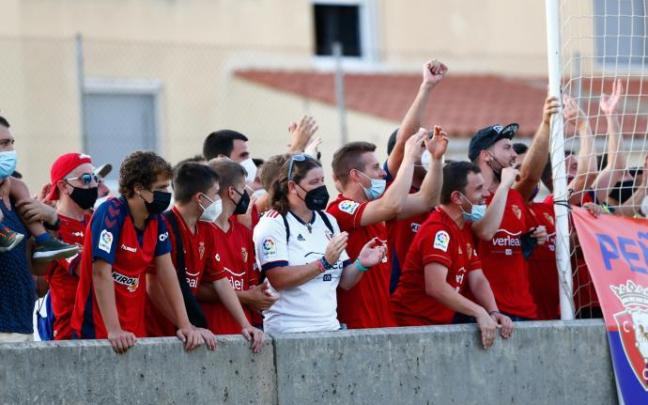 Aficionados rojillos, durante el amistoso contra el Huesca.