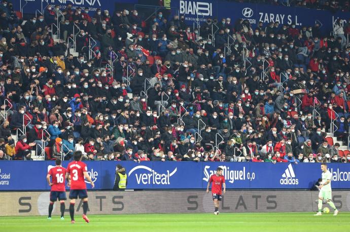 Los aficionados, durante el Osasuna-Athletic en El Sadar.