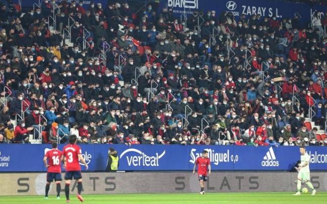 Los aficionados, durante el Osasuna-Athletic en El Sadar.