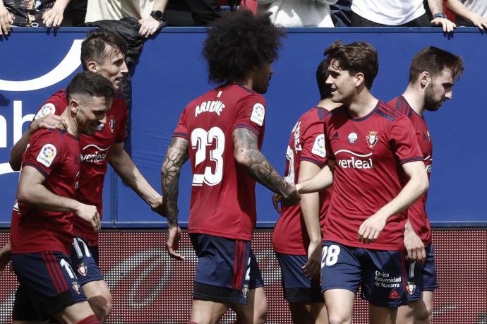 Los jugadores de Osasuna celebran el gol de Budimir.