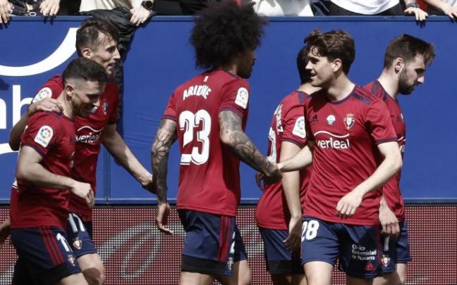 Los jugadores de Osasuna celebran el gol de Budimir.