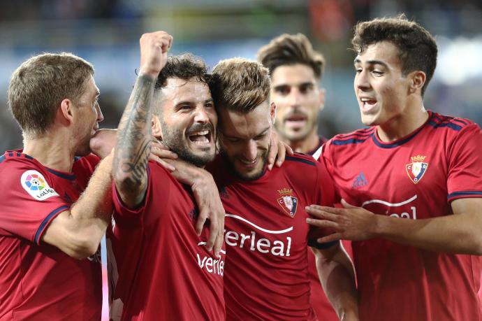 Roberto Torres celebra el gol junto a sus compañeros.