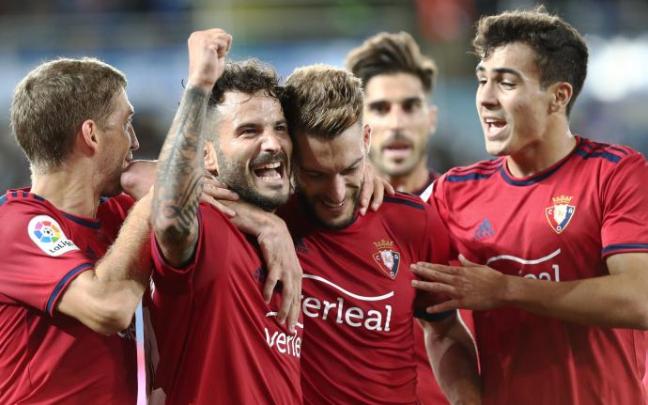 Roberto Torres celebra el gol junto a sus compañeros.