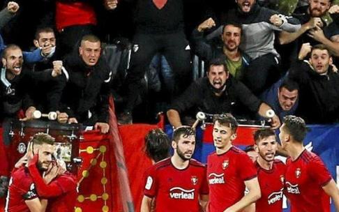 Los jugadores de Osasuna celebran uno de sus dos goles al Barça en un Sadar enloquecido. Foto: Patxi Cascante