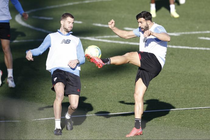 Mikel Balenziaga despeja un balón ante Iñigo Martínez durante un entrenamiento en Lezama.