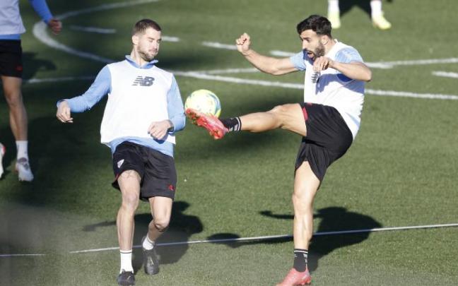 Mikel Balenziaga despeja un balón ante Iñigo Martínez durante un entrenamiento en Lezama.