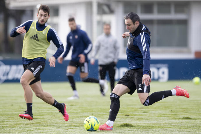 Kike García golpea el balón en el entrenamiento de este domingo.