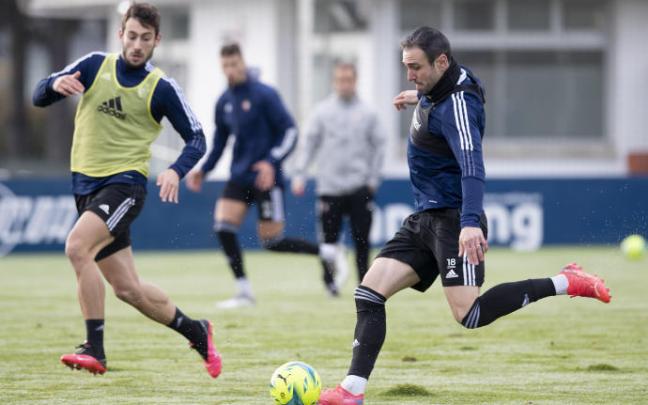 Kike García golpea el balón en el entrenamiento de este domingo.