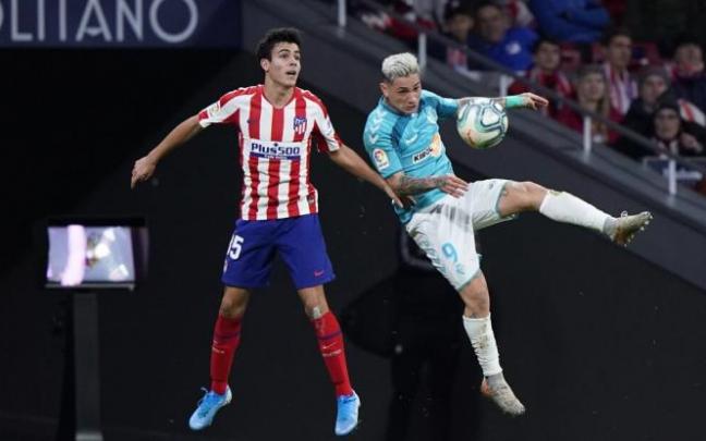 Manu Sánchez, con la camiseta del Atlético de Madrid, junto a Chimy.