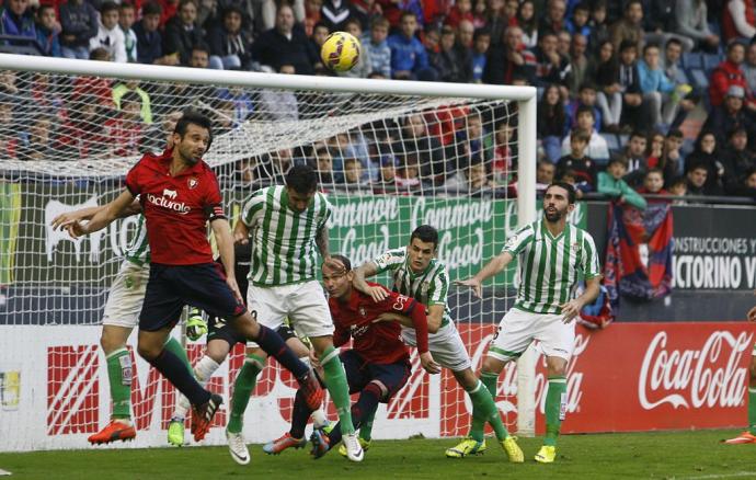 Miguel Flaño cabecea para marcar el empate a dos en la última victoria de Osasuna ante el Betis en noviembre de 2014.