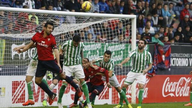 Miguel Flaño cabecea para marcar el empate a dos en la última victoria de Osasuna ante el Betis en noviembre de 2014. Miguel Flaño cabecea para marcar el empate a dos en la última victoria de Osasuna ante el Betis en noviembre de 2014.