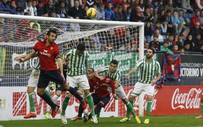 Miguel Flaño cabecea para marcar el empate a dos en la última victoria de Osasuna ante el Betis en noviembre de 2014. Miguel Flaño cabecea para marcar el empate a dos en la última victoria de Osasuna ante el Betis en noviembre de 2014.