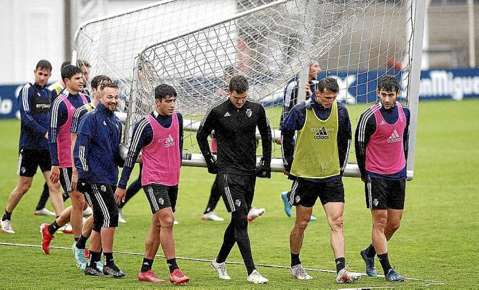 En primer plano, Ontiveros, Iker Benito, Darío, Budimir y Unai Dufur, en la sesión de ayer en Tajonar. Foto: CA Osasuna