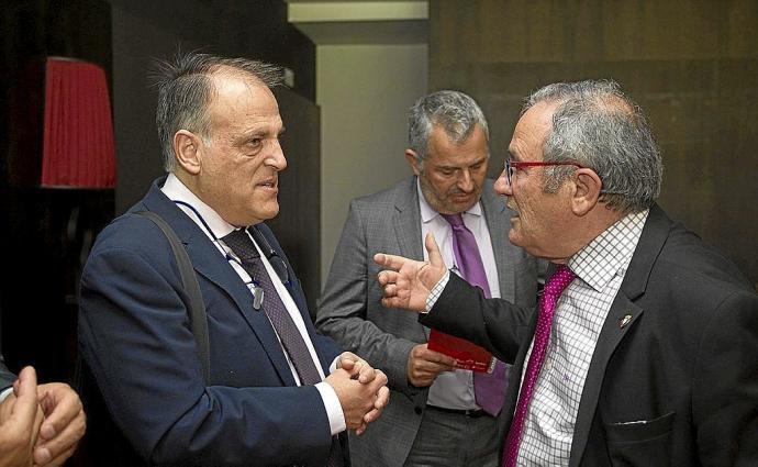 Javier Tebas, Fran Canal y Luis Sabalza en una reunión en 2016. Foto: Mikel Saiz