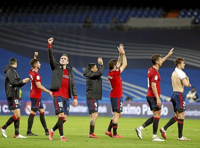 Los jugadores de Osasuna, aplaudiendo a los aficionados rojillos presentes en el Bernabeú. Foto: CA Osasuna