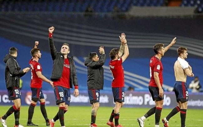 Los jugadores de Osasuna, aplaudiendo a los aficionados rojillos presentes en el Bernabeú. Foto: CA Osasuna