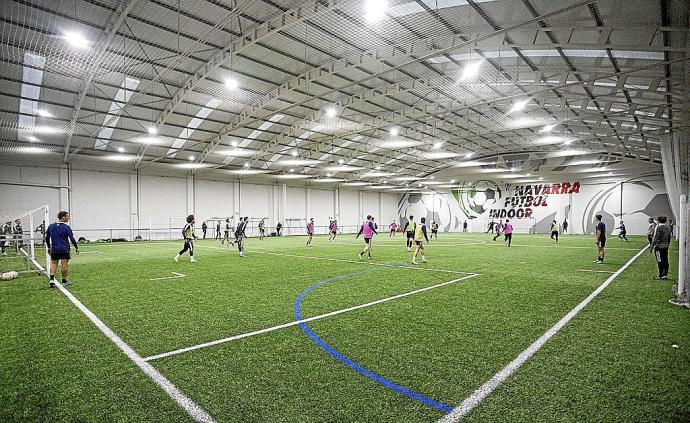 Los jugadores de Osasuna, en el entrenamento de ayer por la tarde sobre césped artificial en las instalaciones de Navarra Fútbol Indoor, en Aizoáin. Foto: CA Osasuna